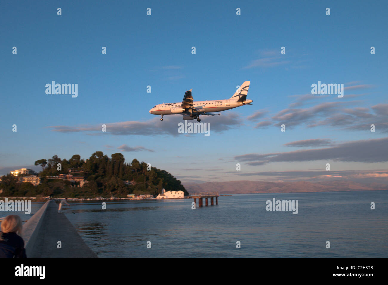 flugzeuglandung-korfu-fotos-und-bildmaterial-in-hoher-aufl-sung-alamy