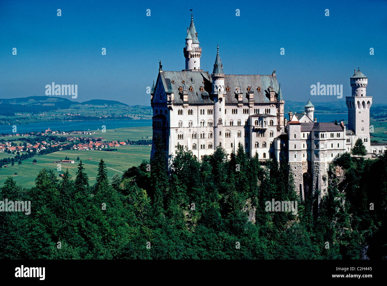 Schloss Neuschwanstein ist der berühmte aus dem 19. Jahrhundert königliche Palast von Mad König Ludwig II auf einem Hügel über dem Dorf Hohenschwangau in Bayern, Deutschland. Stockfoto