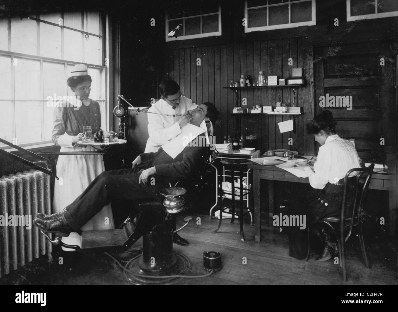 Zahnärztliche Arbeit im Krankenhaus. Hood Rubber Co., Cambridge Stockfoto