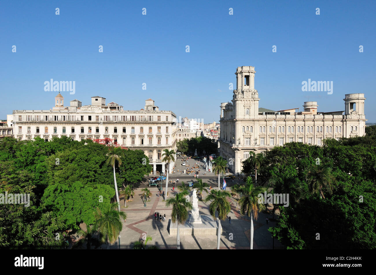 Havanna. Kuba. Ansicht mit Blick auf den Parque Central mit dem Museo Nacional de Bellas Artes (aka Palacio del Centro Asturiano, rechts). Stockfoto