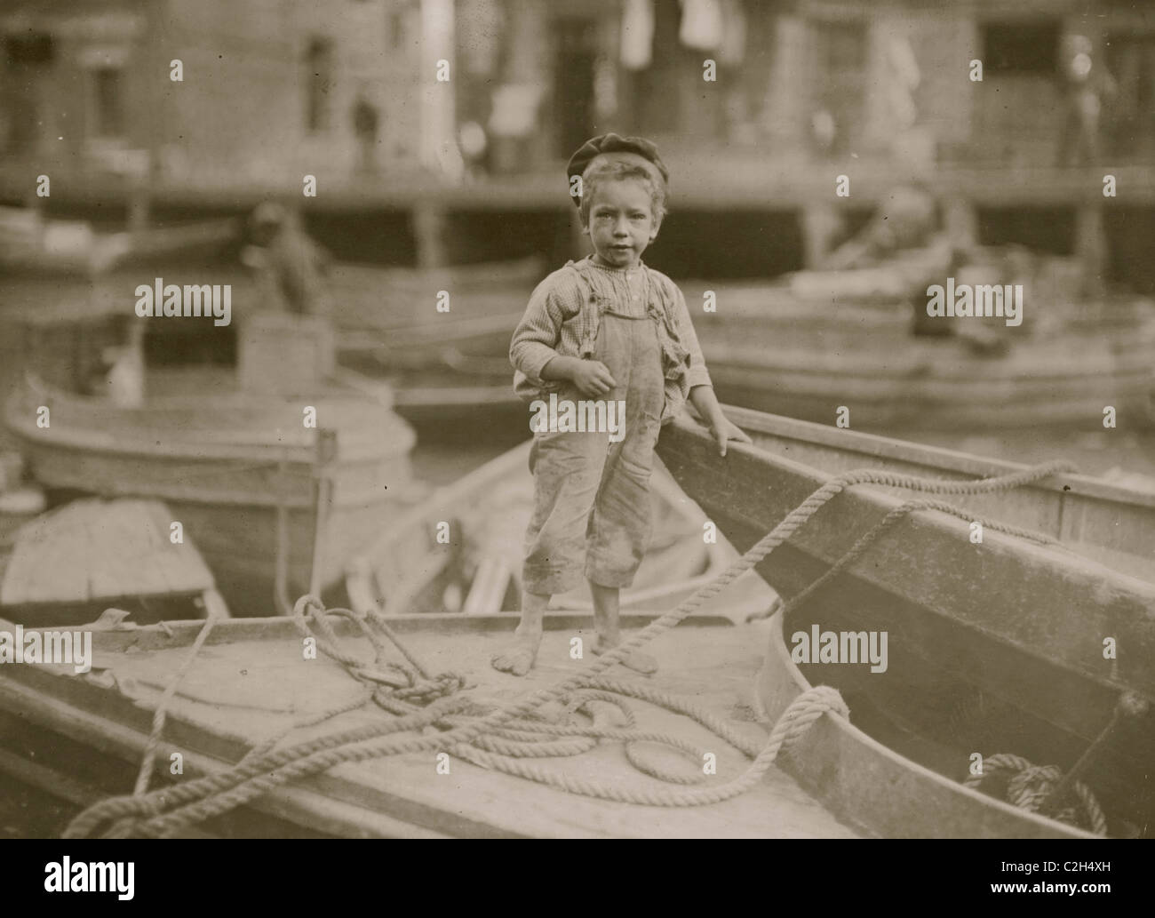 Herumhängen Boote im Hafen während der Schulstunden geschwänzt. Stockfoto