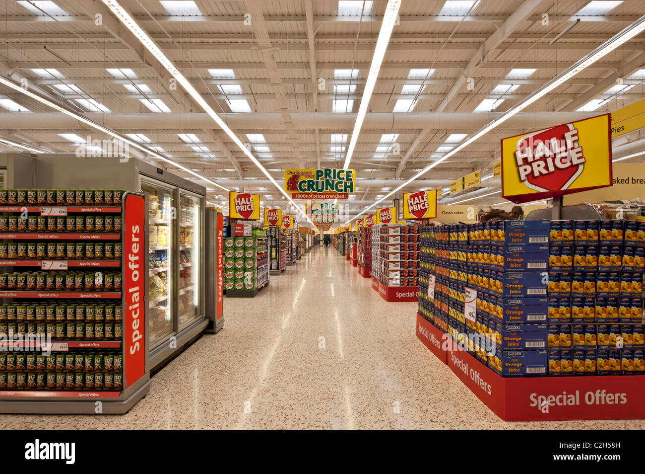 Gut gestapelt Regale in einem Supermarkt Stockfoto