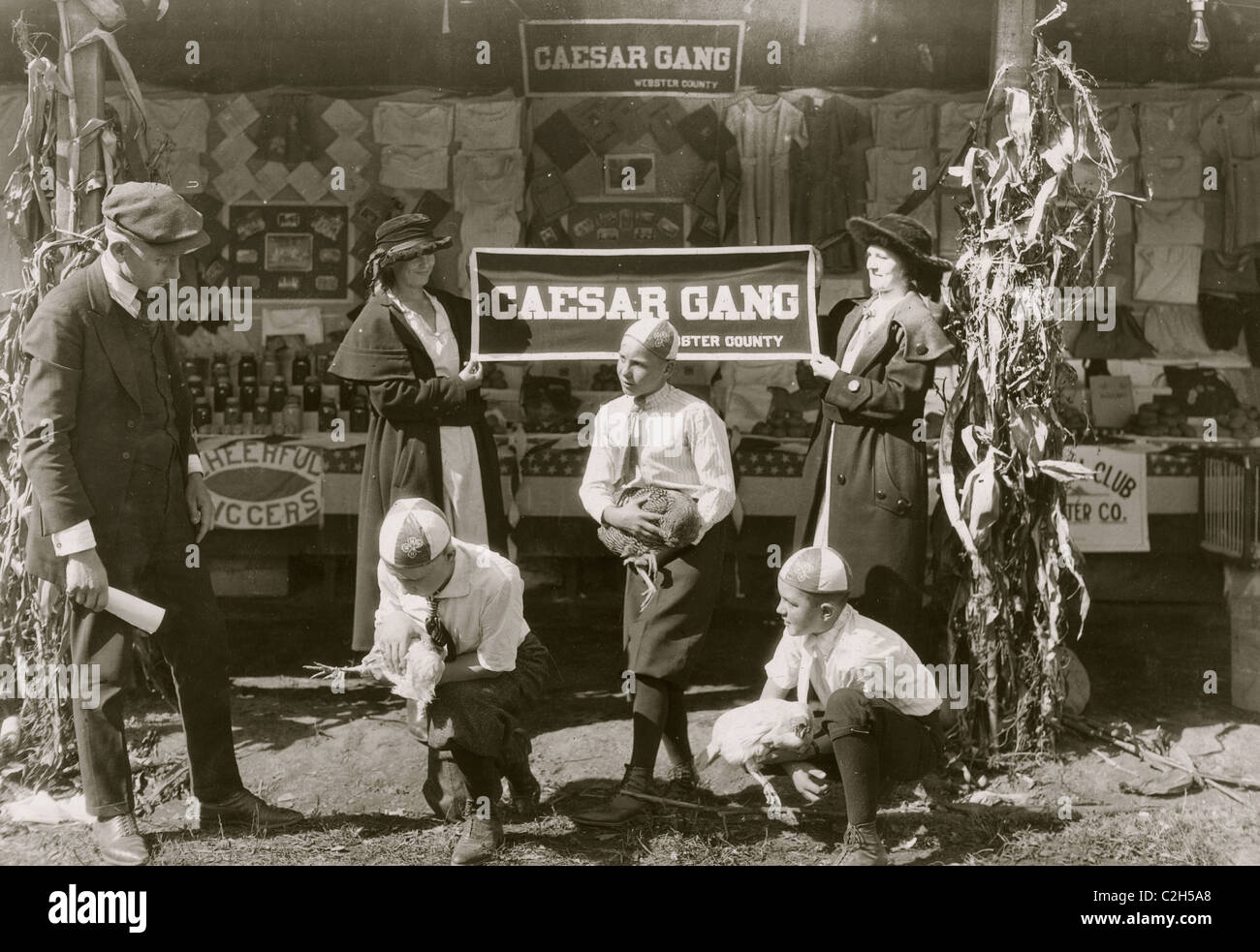 Einige der 'Caesar Bande' boys zeigen, wie Hühner zu schlachten von Qualität und Quantität des Produktes zu verbessern. Unter der Regie von J.A.Wolfram County Agent, Webster Co.W. Virginia State 4 Uhr Messe, Charleston, W. Va Stockfoto