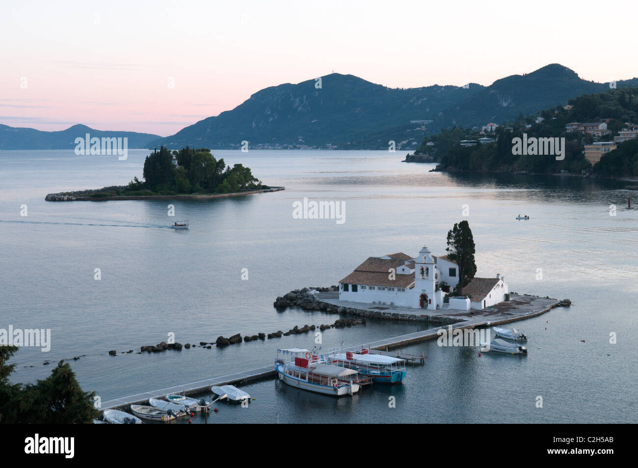 Korfu, Griechenland. Oktober. Maus-Insel oder Pontikonissi und Vlacherna Kloster. Das Kloster auf Vlacherna in der Bucht unter Kanoni. Stockfoto