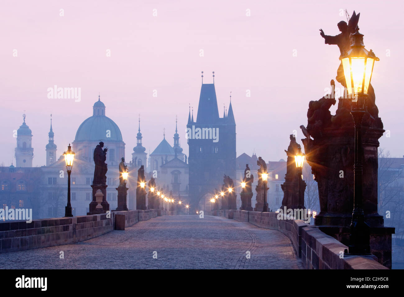 Tschechische Republik-Prag - Karlsbrücke im Morgengrauen Stockfoto