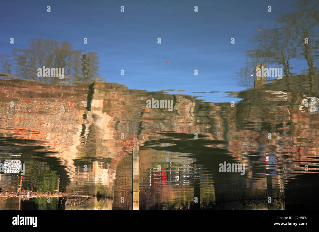 Eine gedrehte Reflexion der mittelalterlichen Bischöfen Brücke in den Fluss Wensum in Norwich, Norfolk, England, Vereinigtes Königreich. Stockfoto