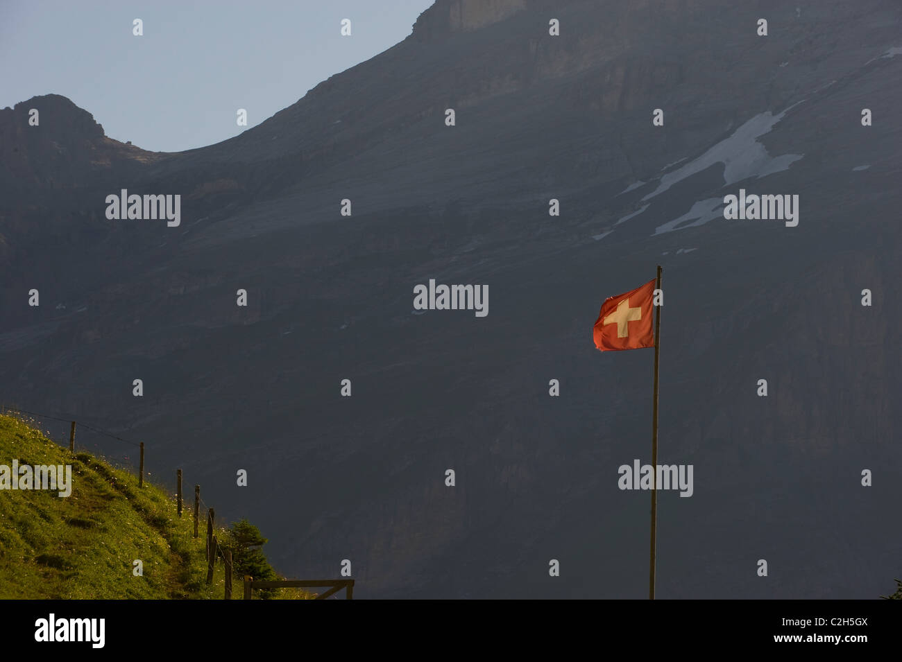 Eine Schweizer Flagge im Lauterbrunnen Tal, Schweiz Stockfoto