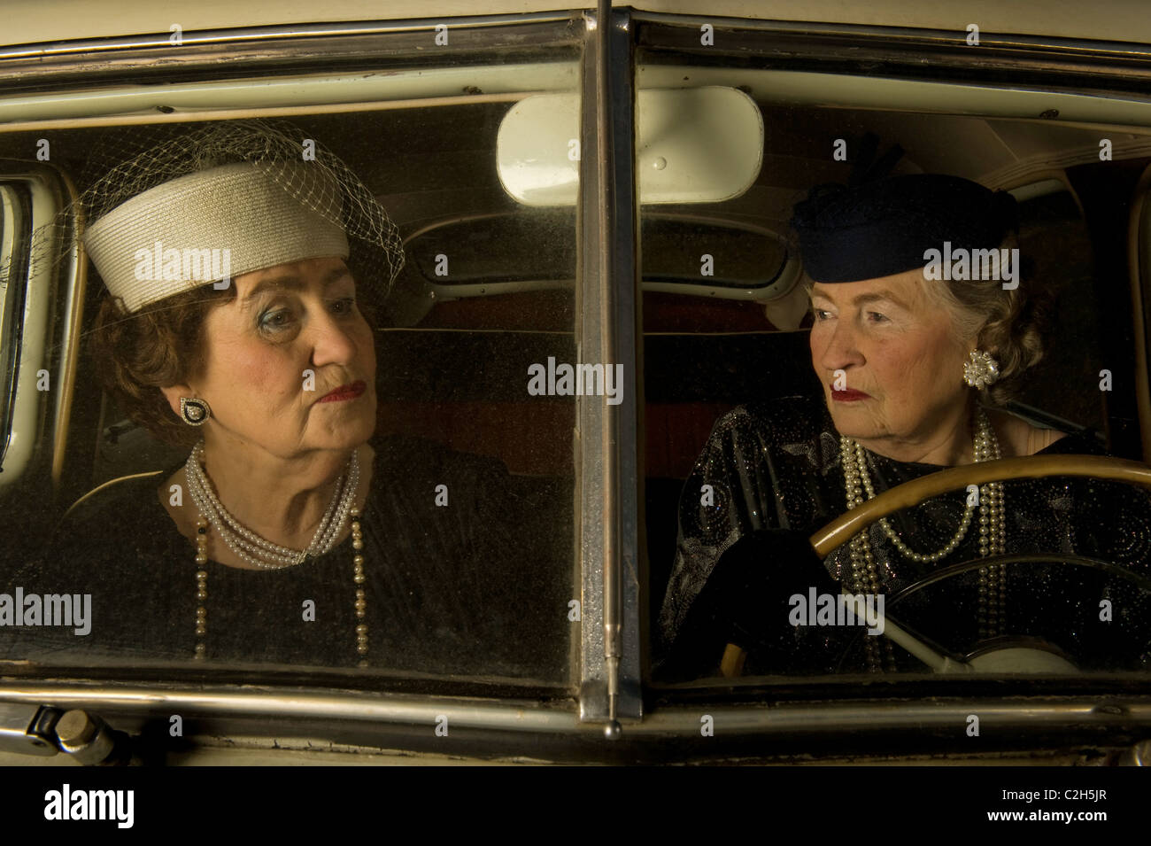 Reife Frauen Senior fahren ein Oldtimers Stockfoto