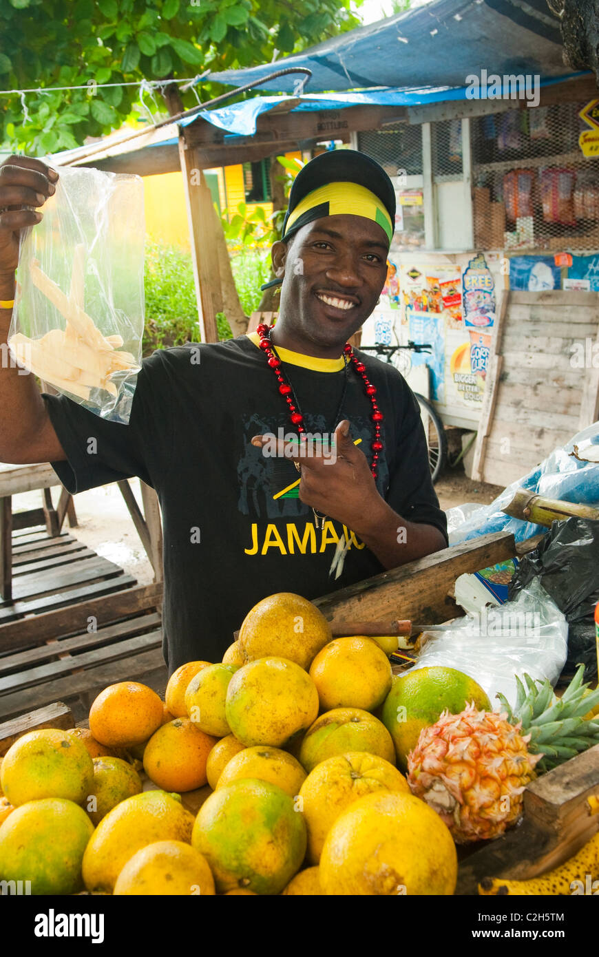 Obstverkäufer in Ocho Rios anzeigen eine Tasche schneiden Zuckerrohr zu verkaufen, Ocho Rios, Saint Ann, Jamaika Stockfoto