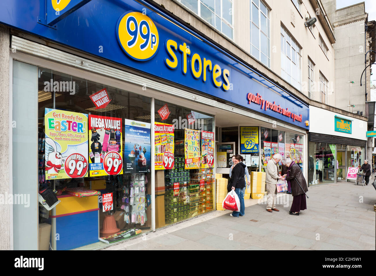 99p speichert Budget Shop in Southgate Street, Gloucester UK Stockfoto