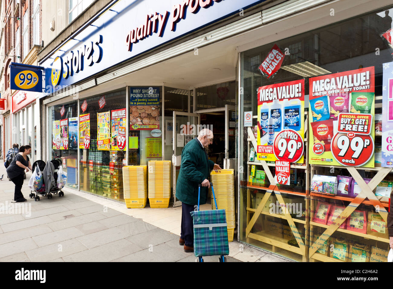 99p speichert Budget Shop in Southgate Street, Gloucester UK Stockfoto