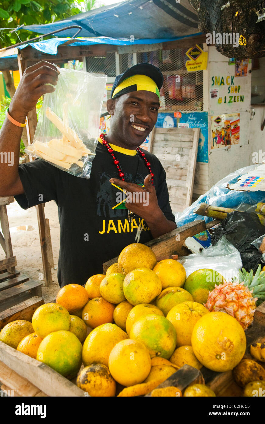Obstverkäufer in Ocho Rios anzeigen eine Tasche schneiden Zuckerrohr zu verkaufen, Ocho Rios, Saint Ann, Jamaika Stockfoto