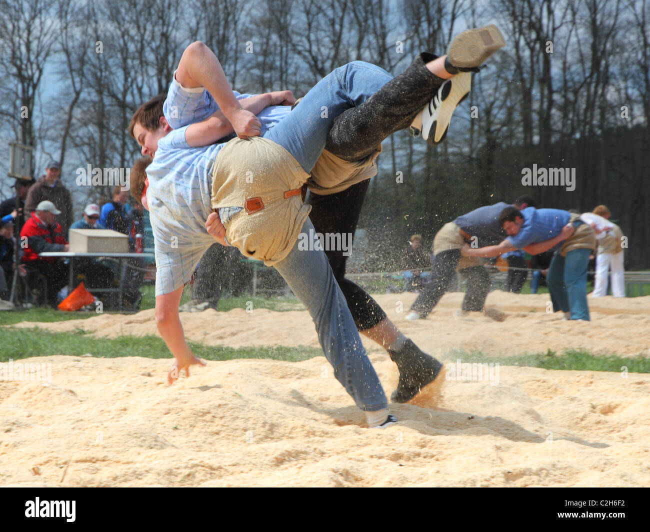 Schwingfest Athleten kämpfen um den Sieg durch das Werfen des Gegners auf dem Rücken April, Bonstetten, Schweiz Stockfoto