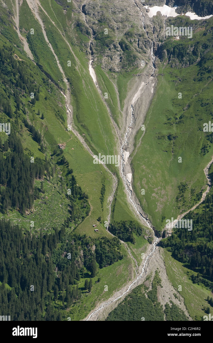 Ein Gebirgsbach fließt durch die Lauterbrunnen Tal, Schweiz Stockfoto
