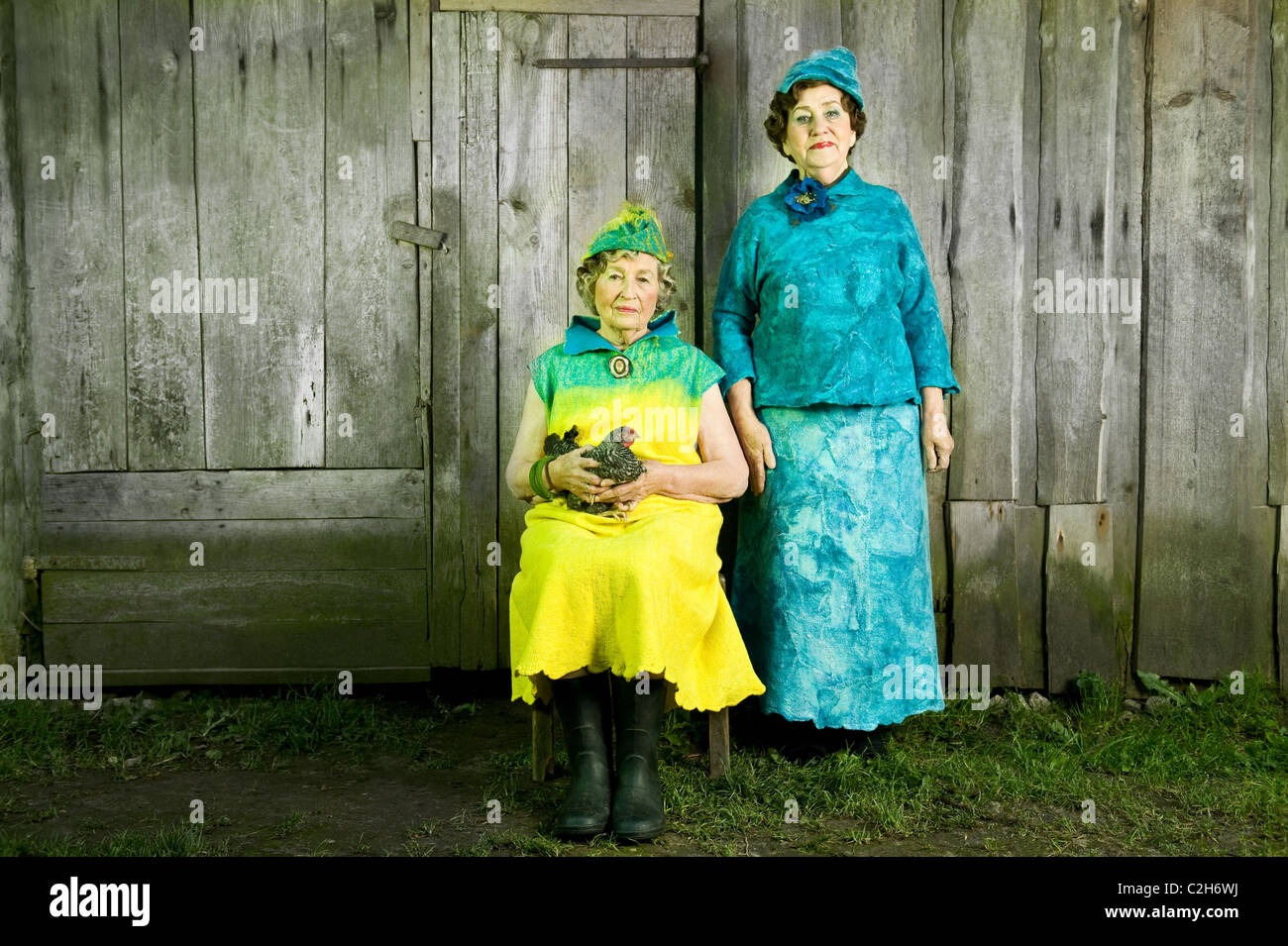 Senior stilvolle Frauen Kleid mit einem Filz zurückzuholen. Suche Meerenge an der Kamera. Stockfoto