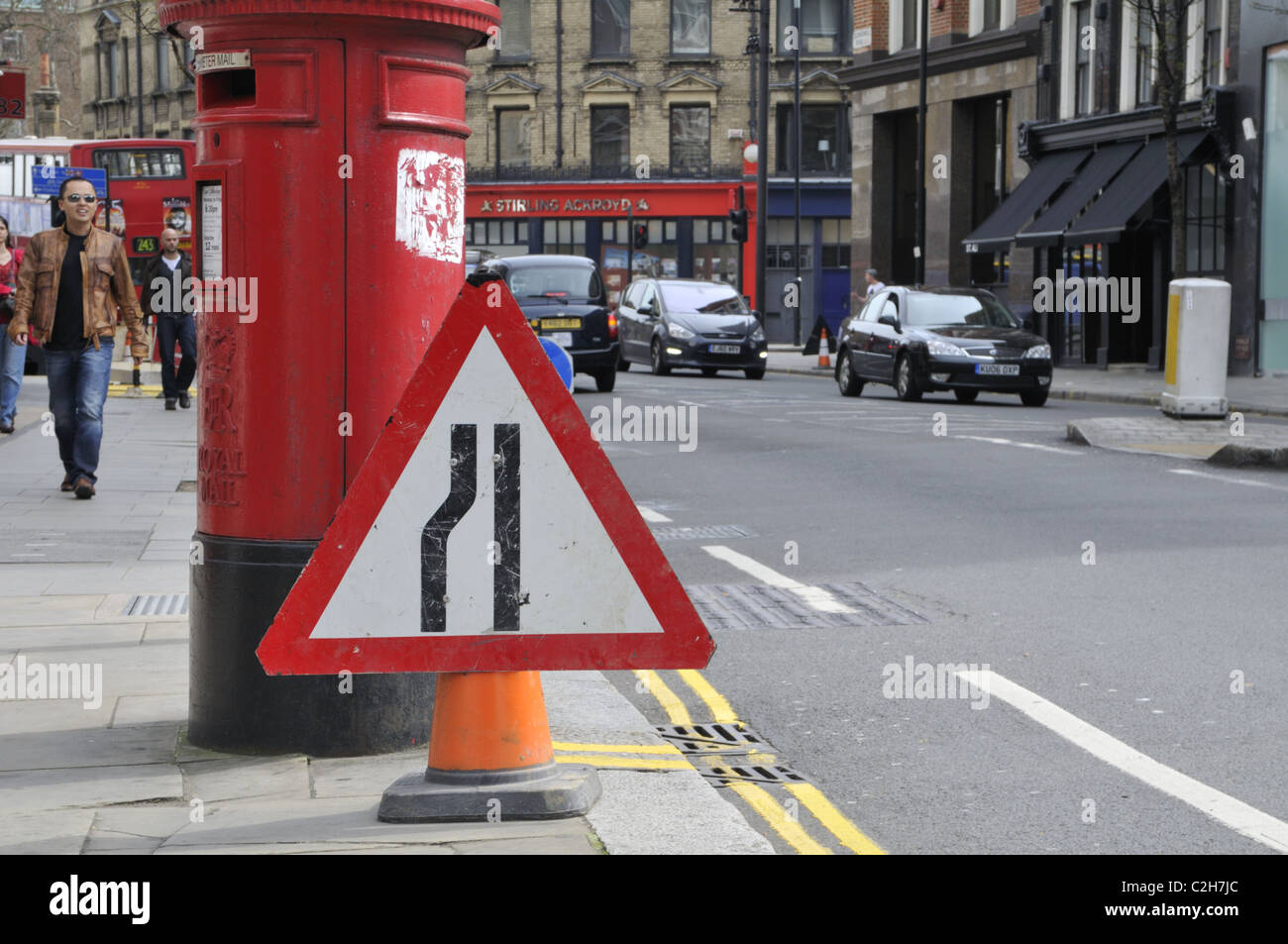 Schmale Straße Warnschild am Clerkenwell Road in London. VEREINIGTES KÖNIGREICH. Stockfoto