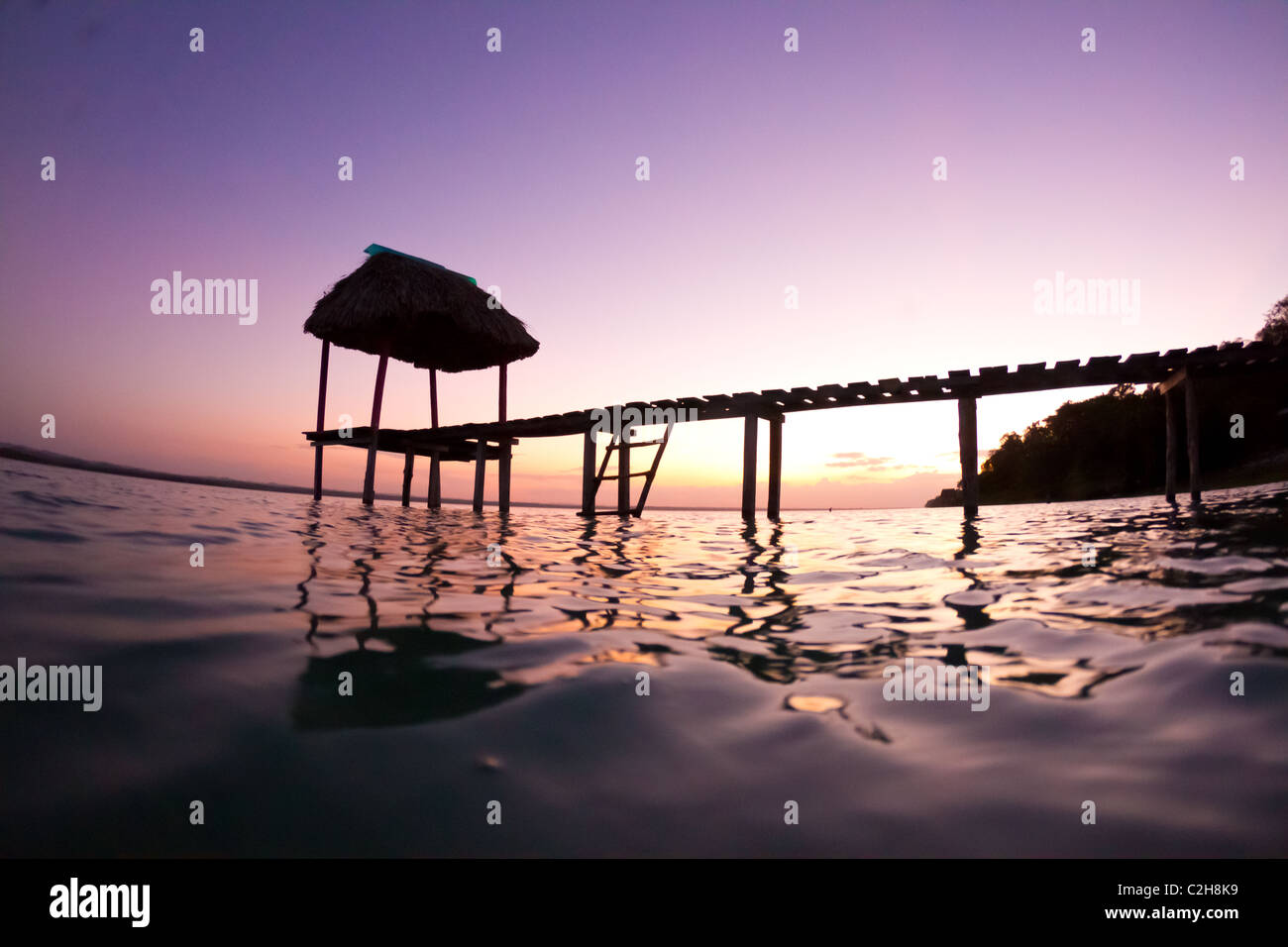 Einen magischen Sonnenuntergang über See Petén. Guatemala. Stockfoto