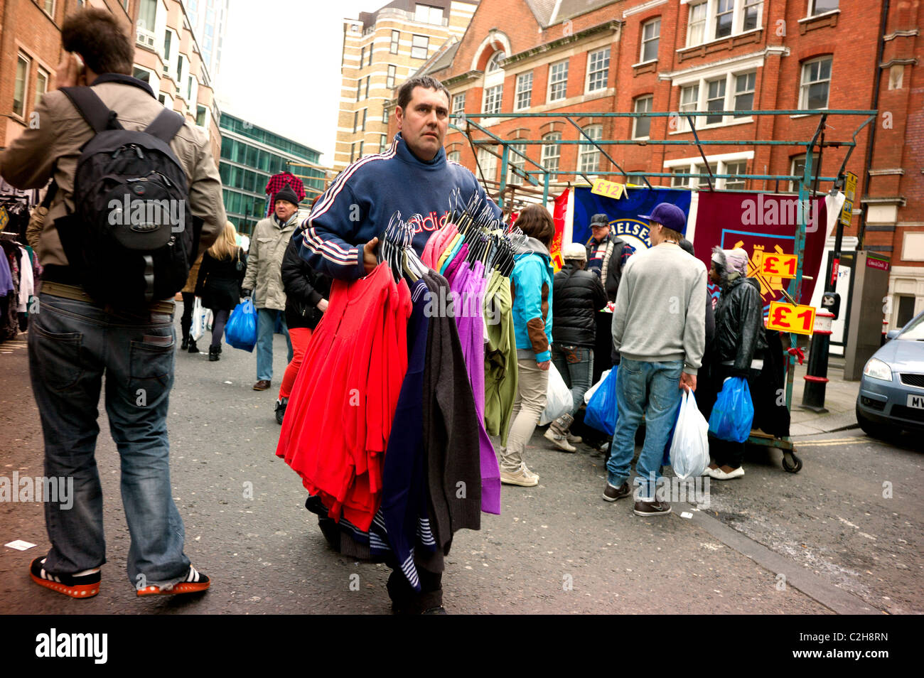 Ein Markt-Stall-Inhaber tragen Kleidung Pettycoat Lane London Stockfoto