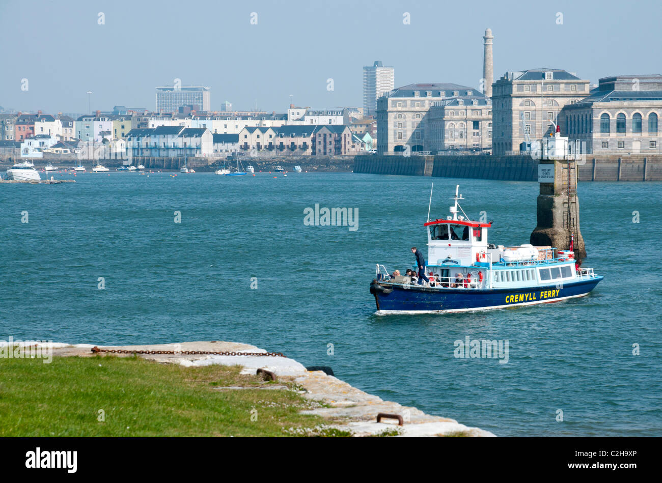 Die Cremyll Fähre nähert sich der kornischen Seite des Tamar bei Cremyll mit Royal William Yard im Hintergrund, UK Stockfoto