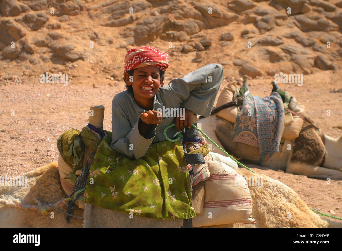 Beduinen junge Nomadenlager lacht mit geschlossenen Augen. Wüste, Ägypten. Stockfoto