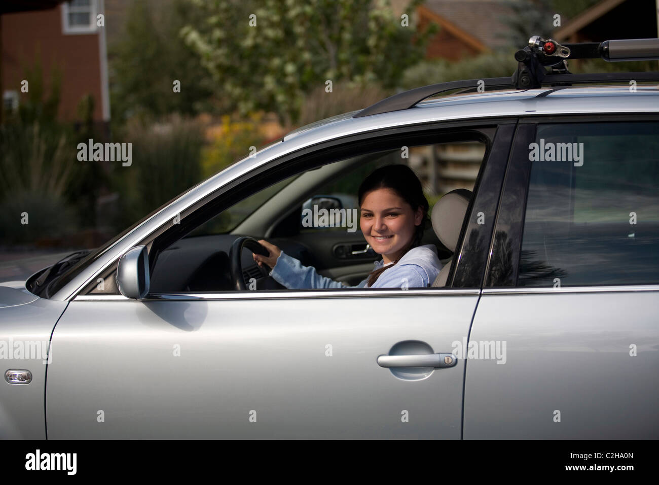 Teen Mädchen fahren Auto Stockfoto