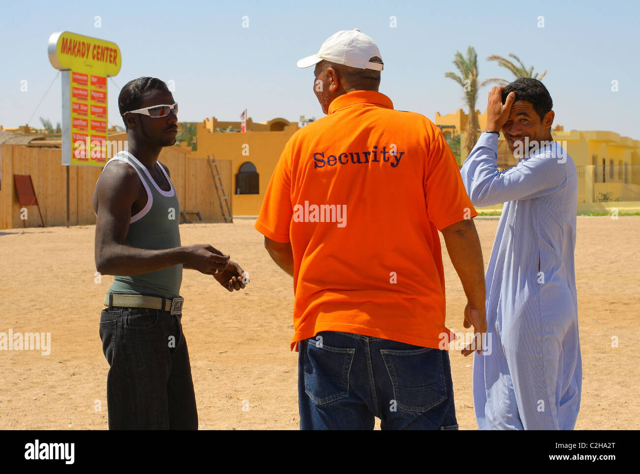 Drei Männer in der Nähe der Shop Makadi Center sprechen. Makadi Bay (30 km südlich von Hurghada Flughafen), Rotes Meer, Ägypten Stockfoto