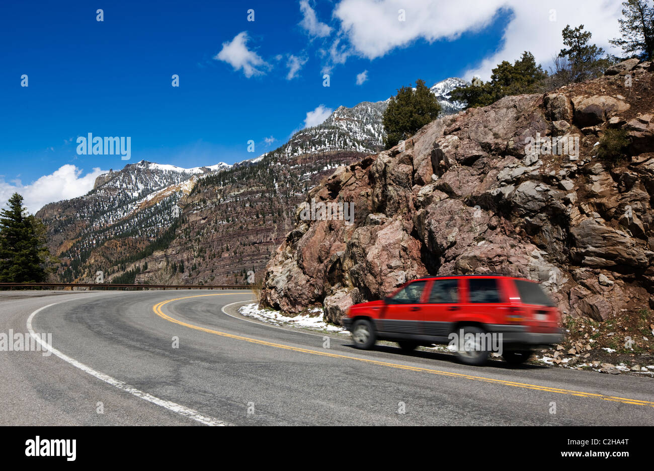 Rot-SUV unterwegs Highway 550, die Million Dollar Highway zwischen Ouray & Silverton, Colorado, USA Stockfoto