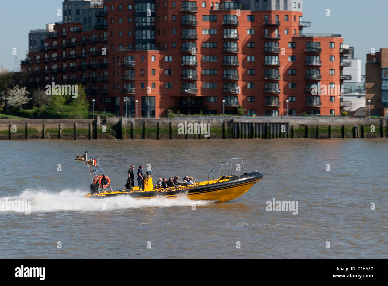 Ein Schnellboot von The Thames Rib Experience auf der Themse durch Rotherhithe und vorbei an Canary Wharf, London, UK. Stockfoto