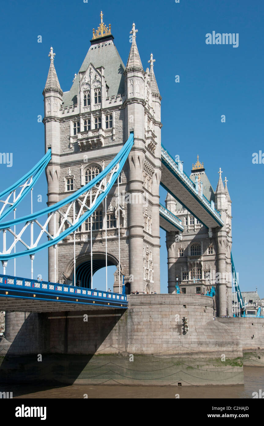 Tower Bridge vor einem tiefblauen Himmel. London. England. Stockfoto