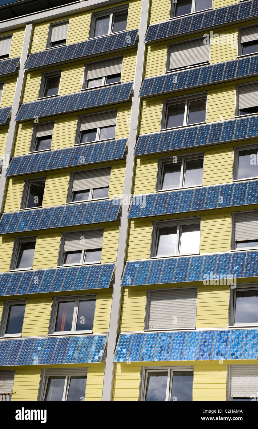 Eine Fassade mit Solaranlage, Freiburg, Deutschland Stockfoto