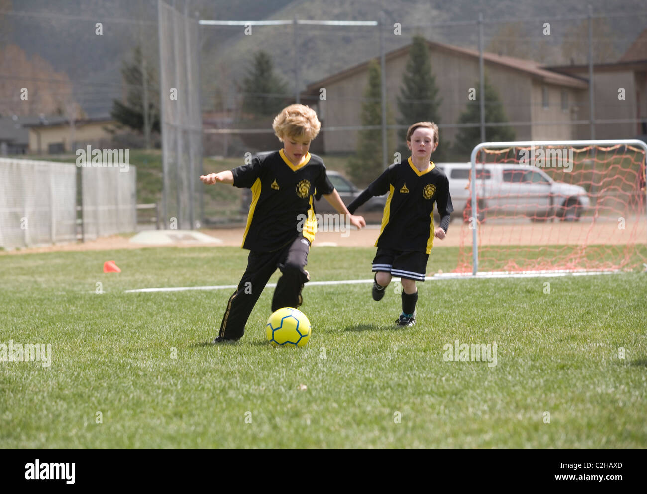 Zwei Jungs spielen Fußball Stockfoto