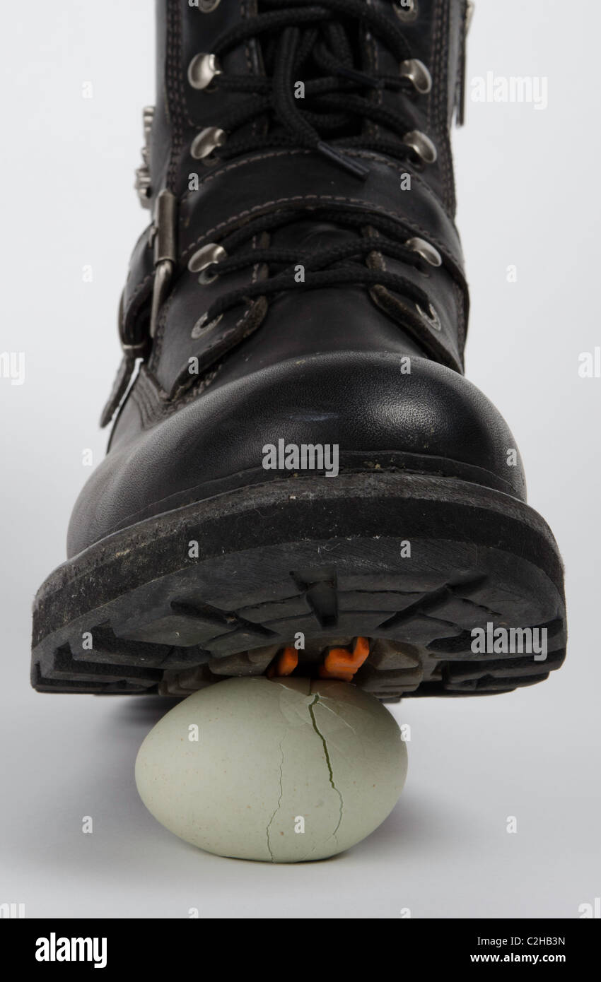 Armee-Boot ein Ei zerkleinern Stockfoto