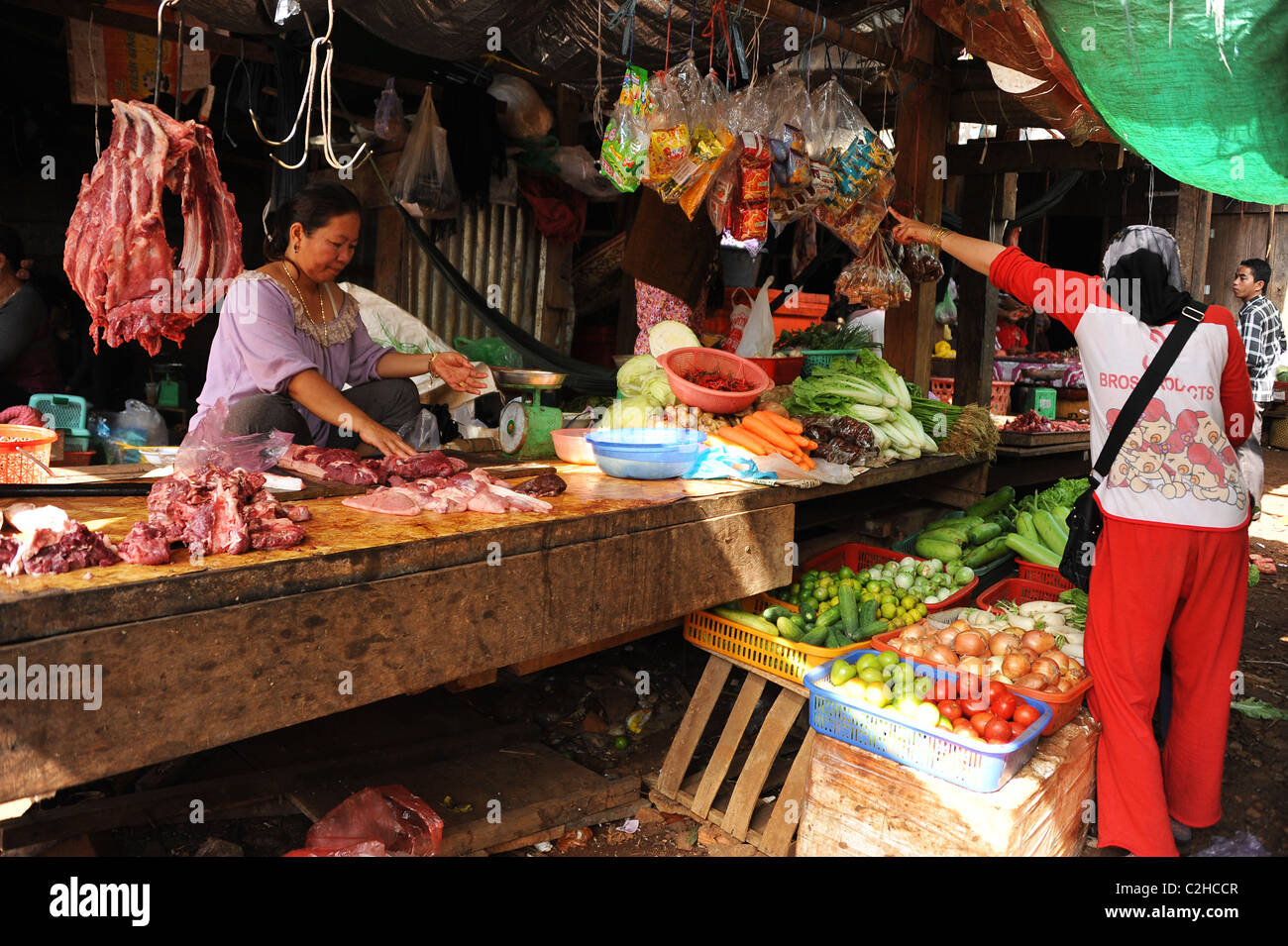 Auswahl an frischem Gemüse und Fleisch in Sen Monorom Markt, Kambodscha angezeigt Stockfoto