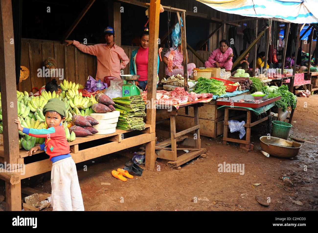 Auswahl an frischem Obst und Gemüse in Sen Monorom Markt, Kambodscha angezeigt Stockfoto
