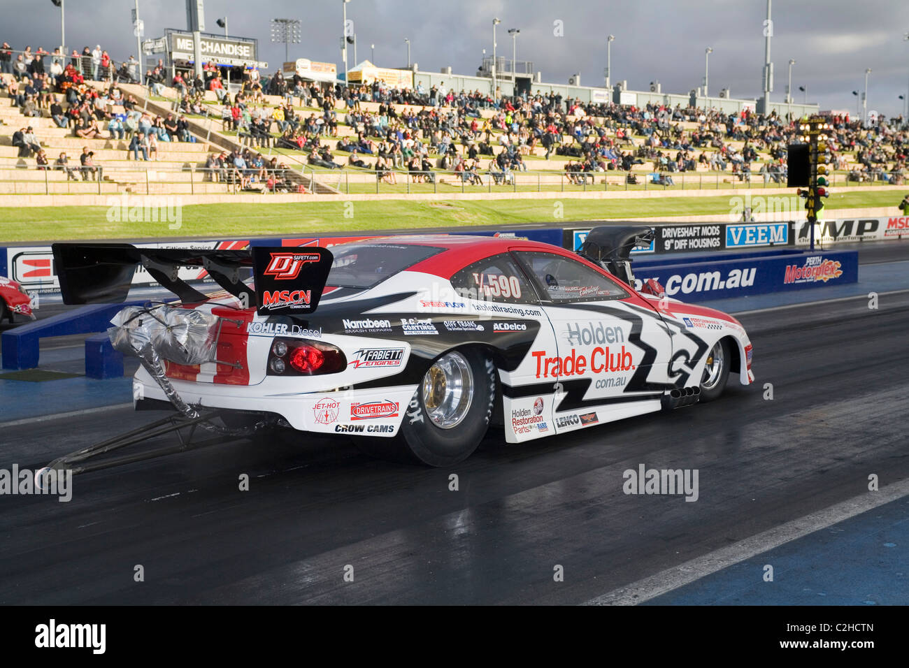 Australischen Drag Racer, Maurice Fabietti, setzt seine Holden Commodore Monaro Top Doorslammer "In Phase" an den Start. Stockfoto