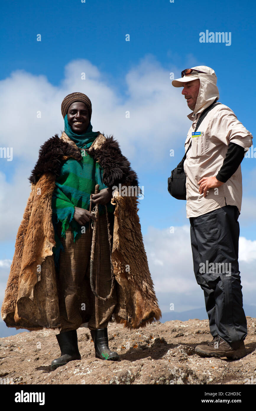 Trekker und Shepherd Boy auf dem Gipfel des höchsten Gipfel Ras Dashen, Äthiopien Stockfoto