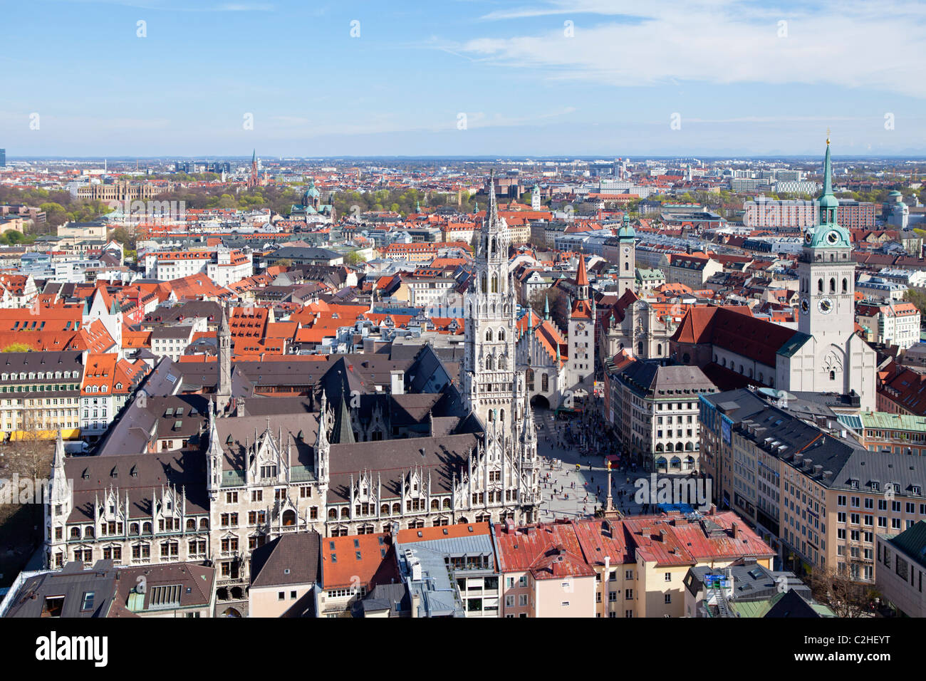 Blick auf alte und neue Rathaus und St. Peter Church aus dem Turm der Frauenkirche, München, Bayern, Deutschland Stockfoto