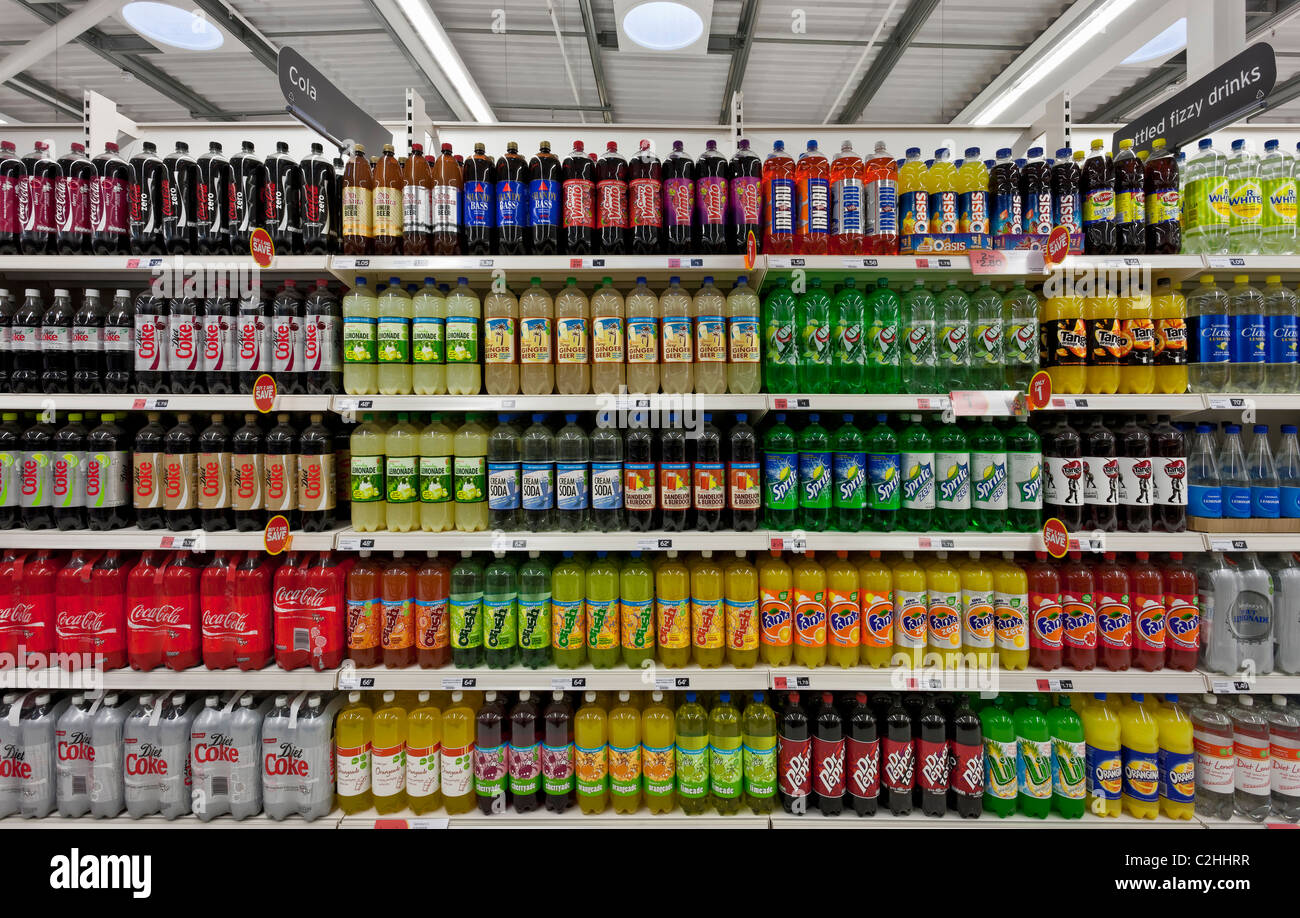 Anzeige von kohlensäurehaltige Getränke in einem Supermarkt Stockfoto