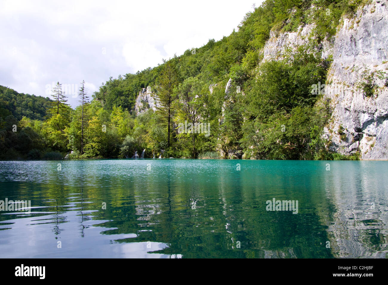 Reflexionen im bläulichen Teich am Plitvicer Seen Stockfoto