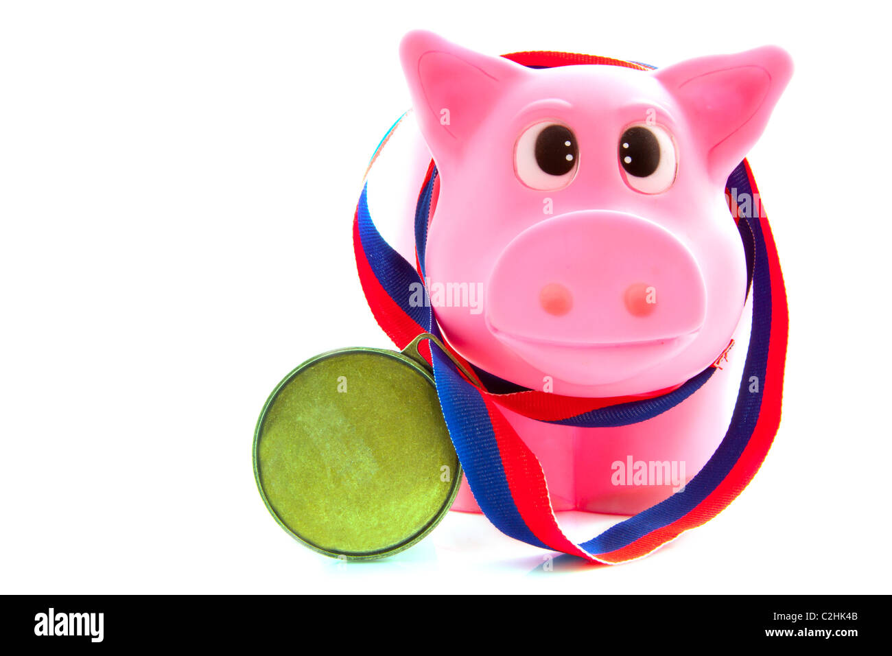 Rosa Schwein mit Medaille isoliert auf weiß Stockfoto