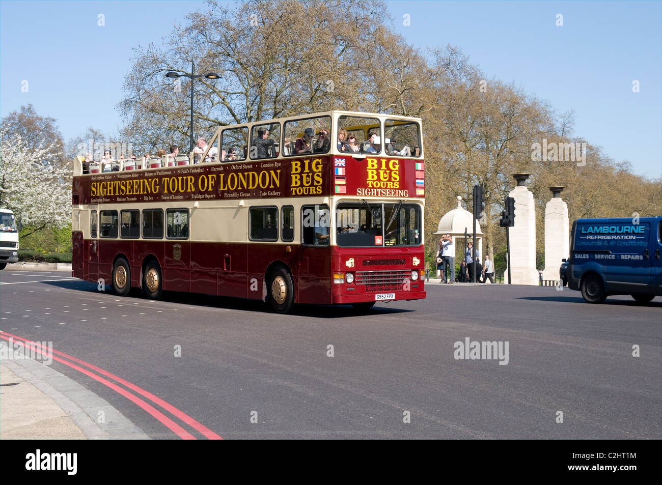 Ein Sightseeing-Bus von der Big Bus Company betrieben runden Hyde Park Corner auf seiner Tour rund um die Sehenswürdigkeiten von London. Stockfoto