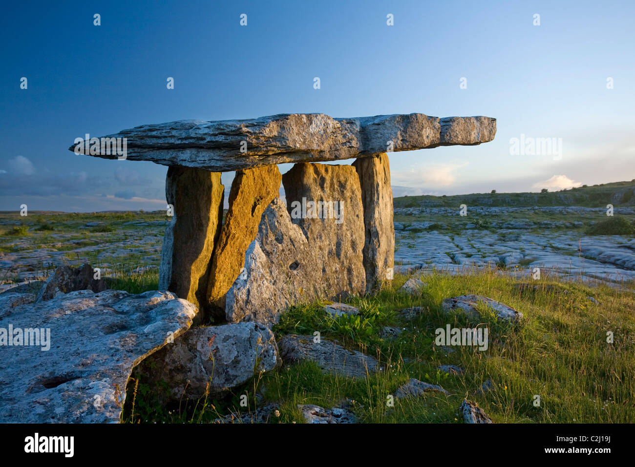 Morgenlicht auf Poulnabrone Dolmen, die Burren, Co Clare, Irland. Stockfoto