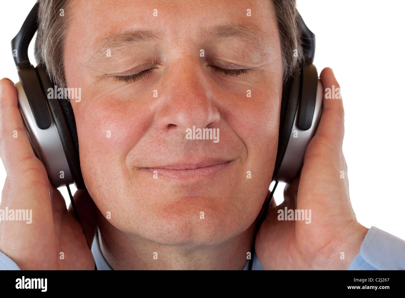 Rentner mit Kopfhörern anhören von MP3-Musik. Isoliert auf weißem Hintergrund. Stockfoto