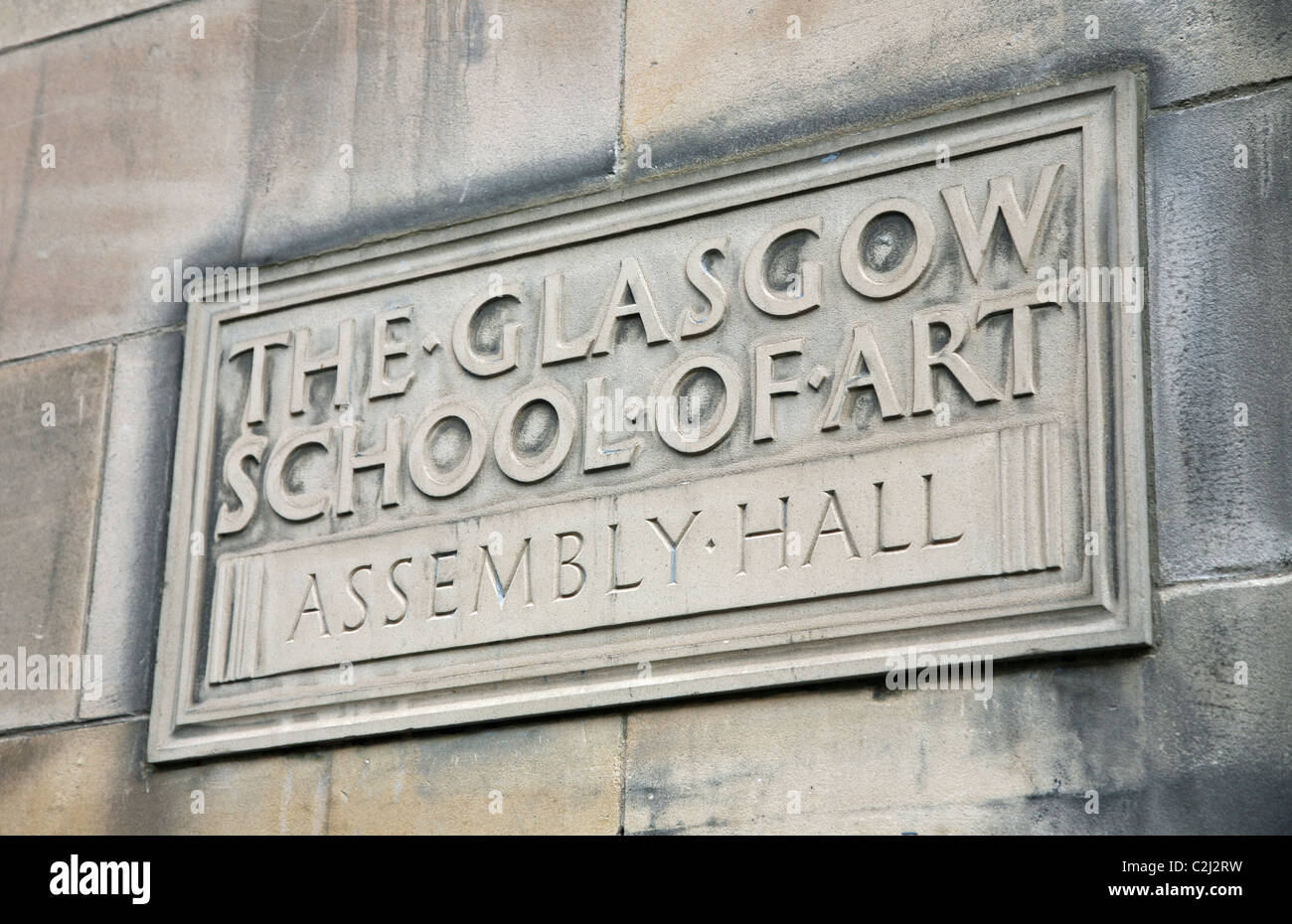 Foto genommen, bevor die Feuer der ein Zeichen in den Stein des Charles Rennie Mackintosh geschnitzt, die Glasgow School of Art, Schottland, Großbritannien Stockfoto