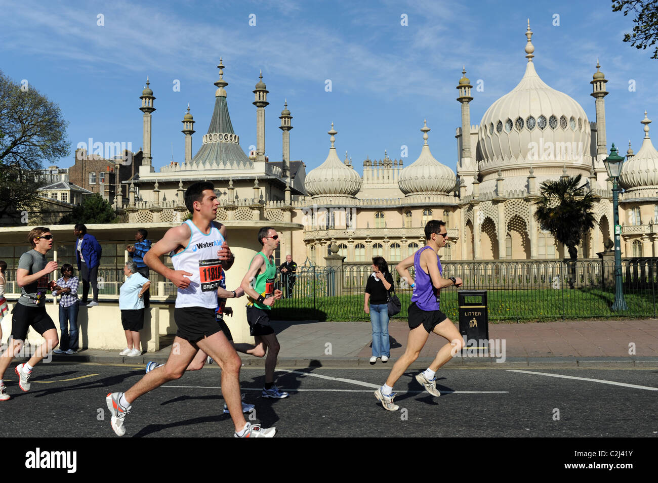 Läufer, vorbei an der Royal Pavilion in Brighton Marathon 2011 UK Stockfoto