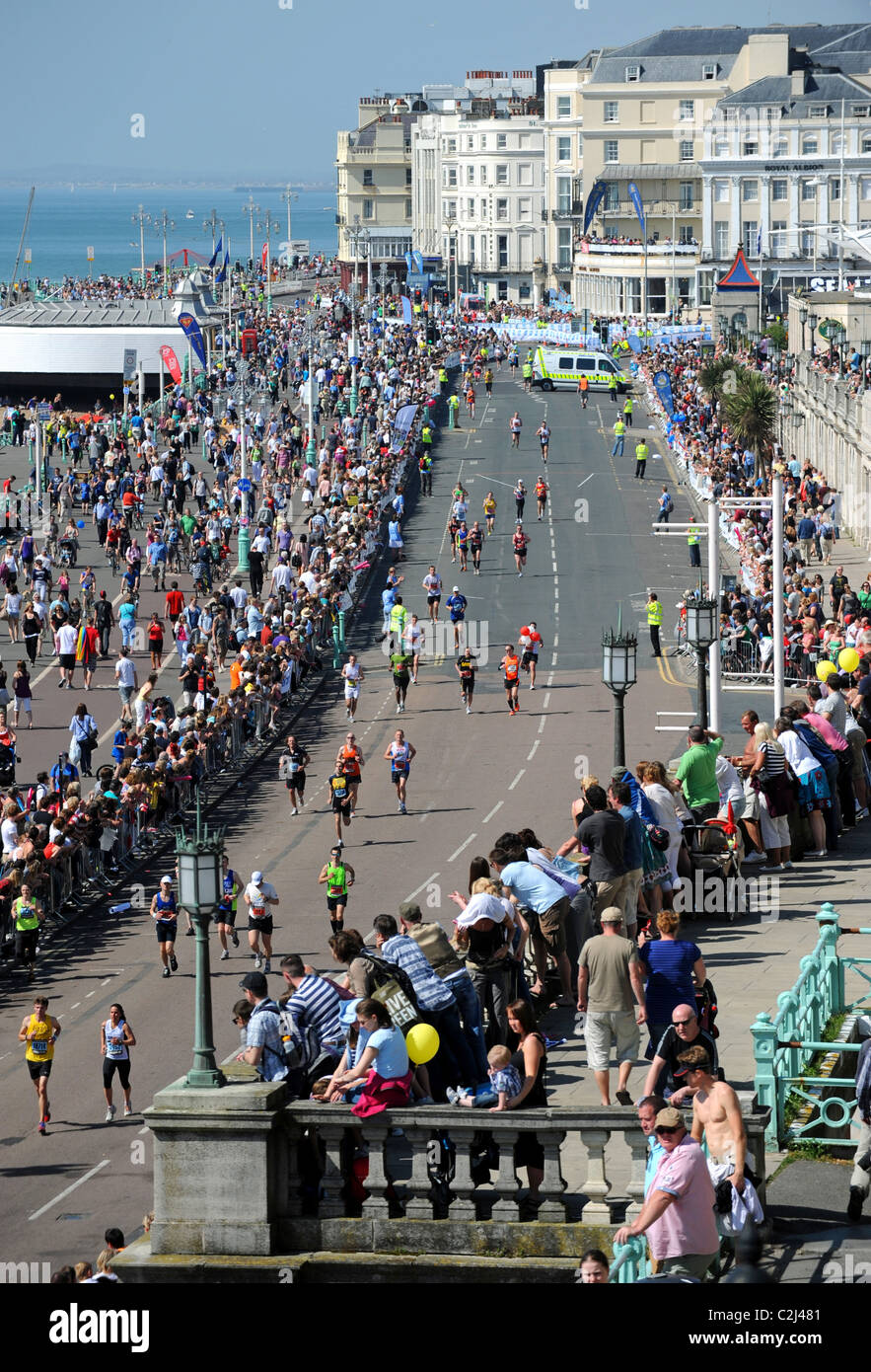 In Richtung Läufer die Ziellinie in Madeira Drive entlang der Strandpromenade für Brighton Marathon 2011 UK Stockfoto