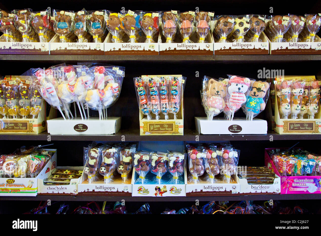Innenraum der Candy Shop oder süß Shop zeigt Display Regale gewickelt und verpackte Süßwaren und Schokolade Lutscher Stockfoto
