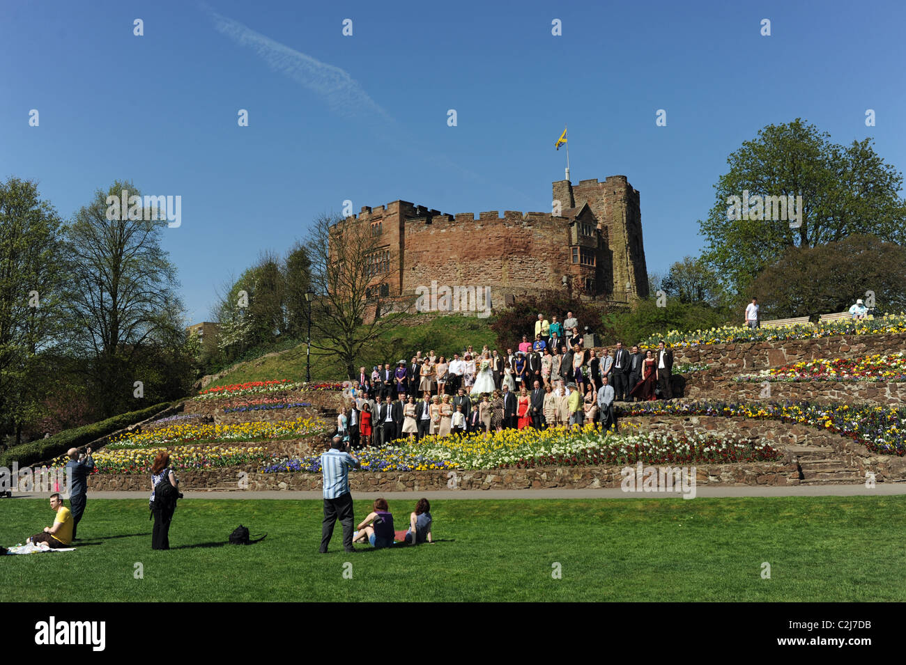 Fotograf organisieren eine Hochzeit Gruppenfoto vor Tamworth Castle UK Stockfoto