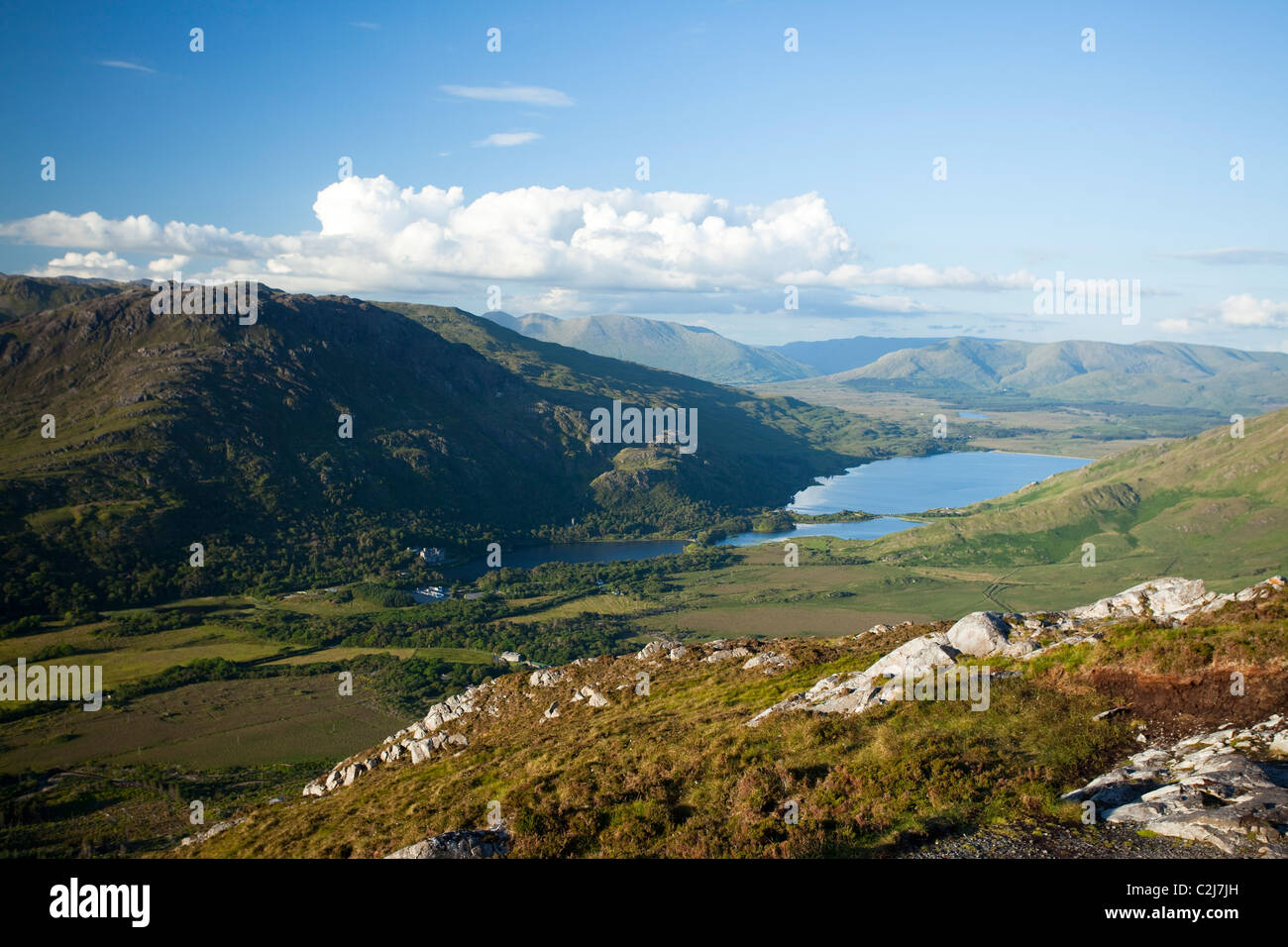 Blick über Kylemore Lough vom Gipfel des Diamond Hill, in den Zwölf Ben Berge. Connemara National Park, Letterfrack, County Galway, Irland. Stockfoto