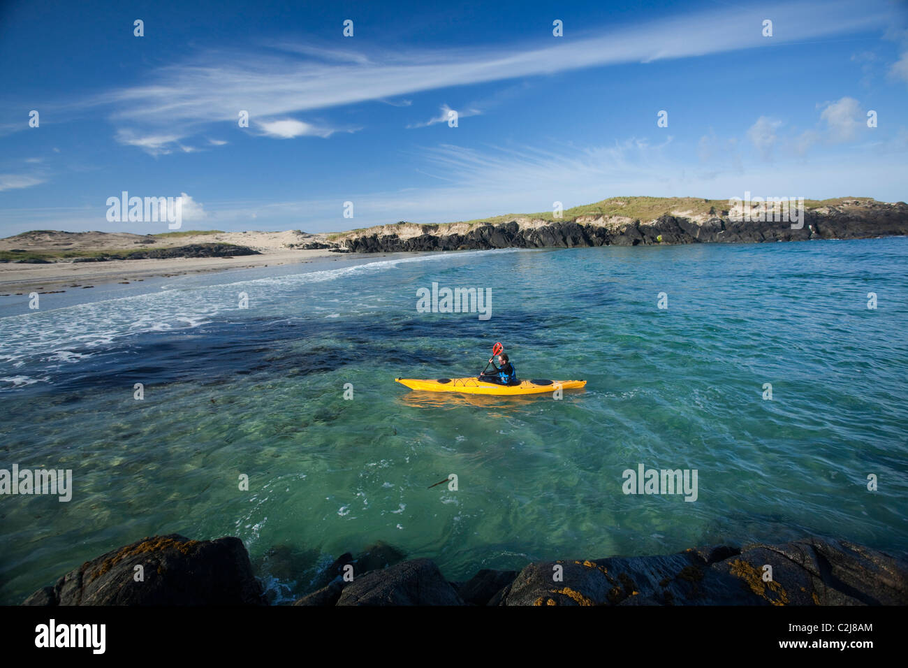 Sea Kayaking in False Bay, Mannin Bay, Connemara, County Galway, Irland. Stockfoto